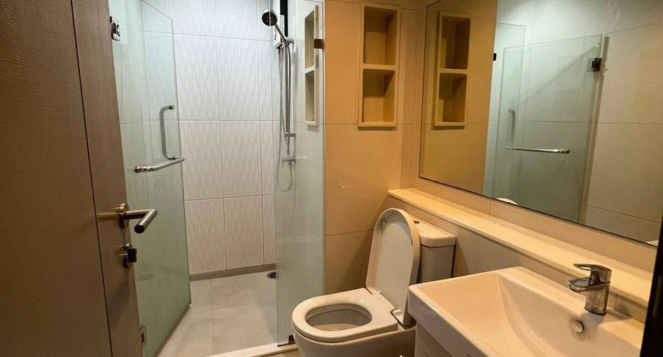 For rent 2 bedrooms condo in Huai Khwang, Bangkok