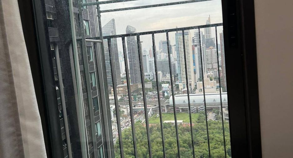 For rent 2 bedrooms condo in Huai Khwang, Bangkok
