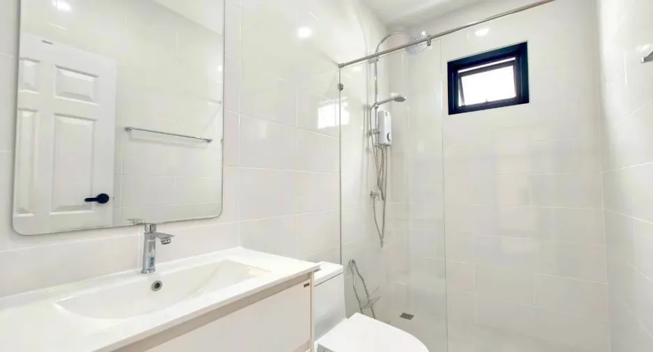 À louer et à vendre 4 chambres maison à East Pattaya, Pattaya