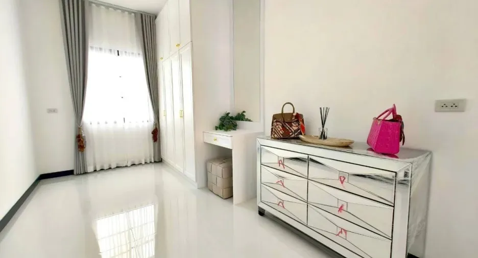 À louer et à vendre 4 chambres maison à East Pattaya, Pattaya