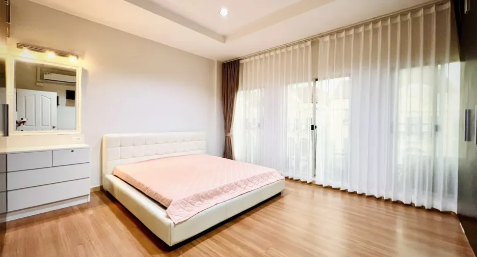 À louer 4 chambres maison à Bang Na, Bangkok