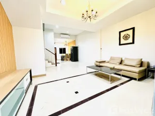 À louer 4 chambres maison à Bang Na, Bangkok