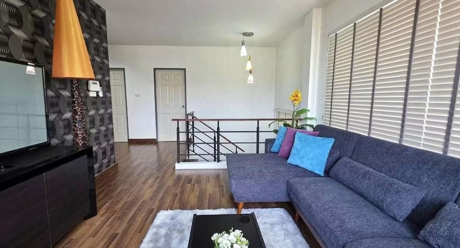 Casa en alquiler de 3 habitaciones en Bang Lamung, Chonburi