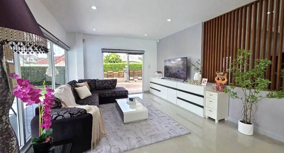Casa en alquiler de 3 habitaciones en Bang Lamung, Chonburi