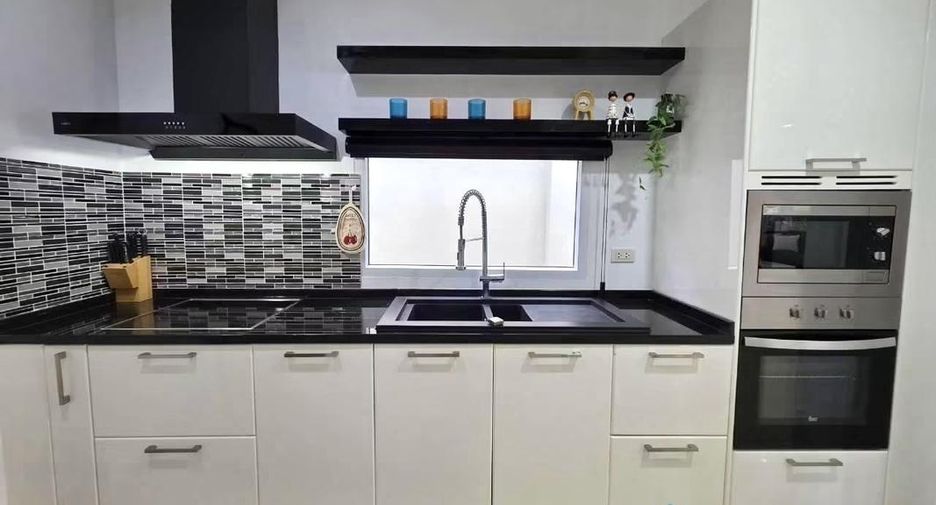 Casa en alquiler de 3 habitaciones en Bang Lamung, Chonburi