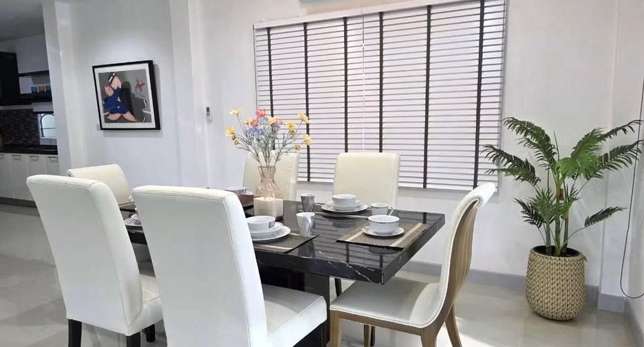 Casa en alquiler de 3 habitaciones en Bang Lamung, Chonburi