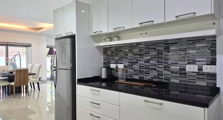 Casa en alquiler de 3 habitaciones en Bang Lamung, Chonburi