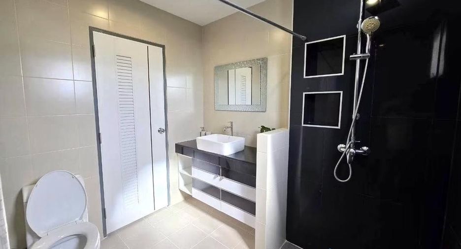 Casa en alquiler de 3 habitaciones en Bang Lamung, Chonburi