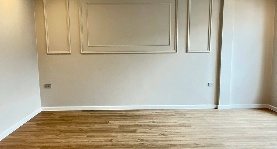 For rent 3 bedrooms townhouse in Phra Khanong, Bangkok
