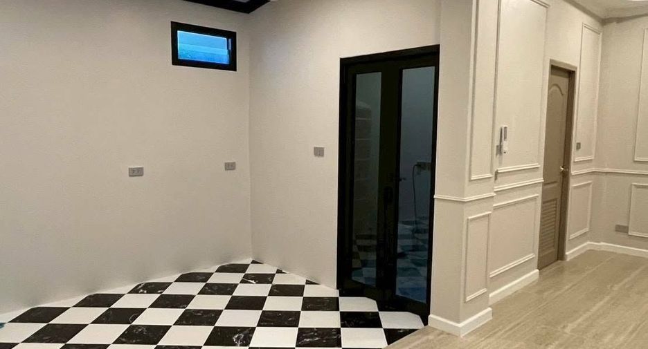 For rent 3 bedrooms townhouse in Phra Khanong, Bangkok