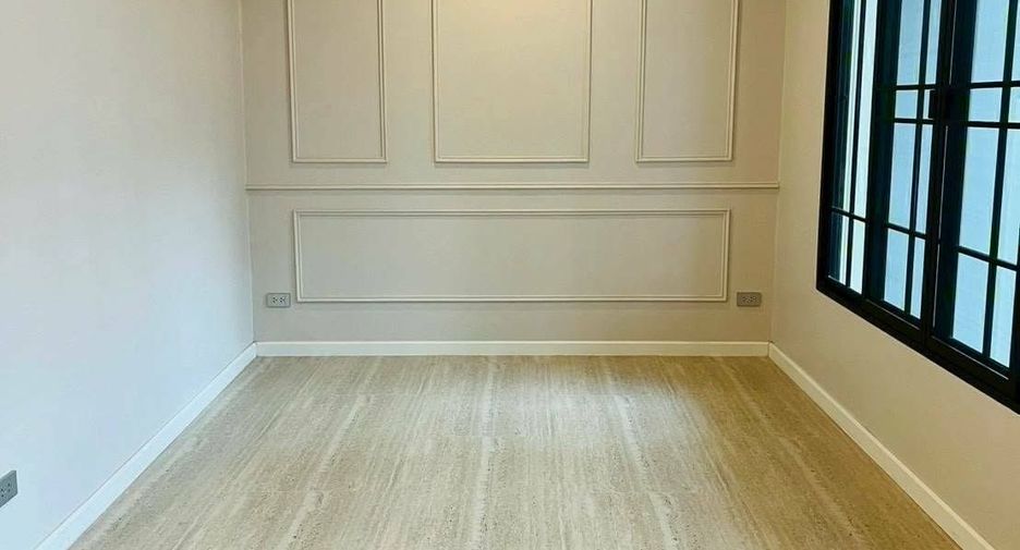 For rent 3 bedrooms townhouse in Phra Khanong, Bangkok