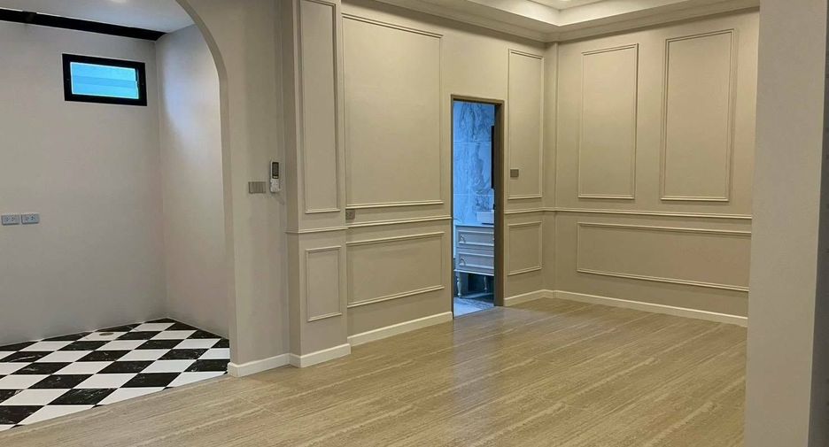 For rent 3 bedrooms townhouse in Phra Khanong, Bangkok