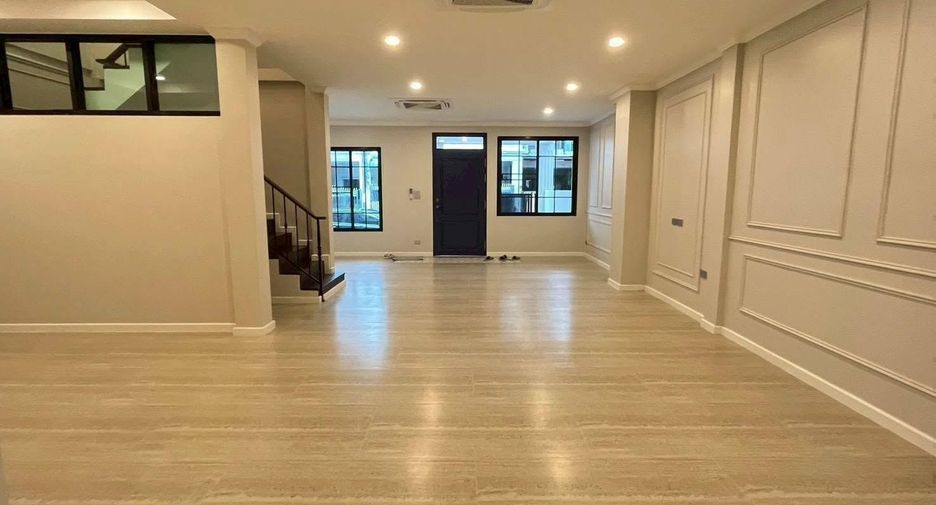For rent 3 bedrooms townhouse in Phra Khanong, Bangkok