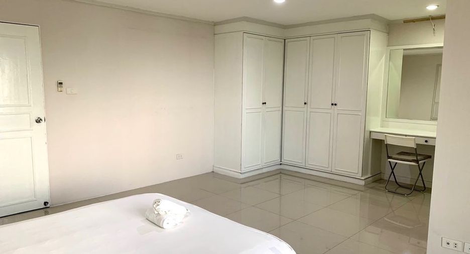 For rent 3 bedrooms condo in Watthana, Bangkok