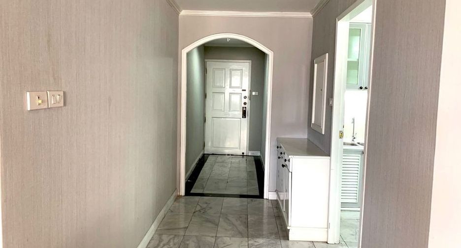 For rent 3 bedrooms condo in Watthana, Bangkok