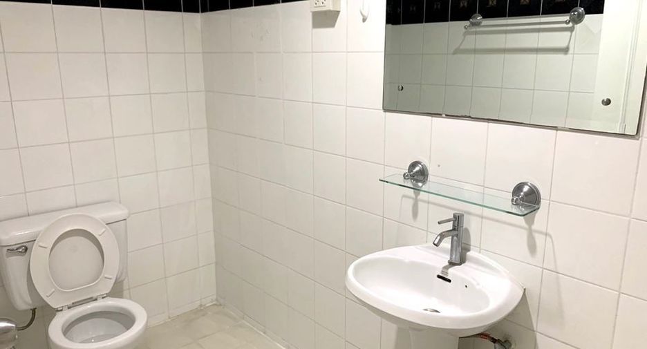 For rent 3 bedrooms condo in Watthana, Bangkok