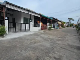 À vendre 3 chambres maison de ville à Bang Lamung, Chonburi