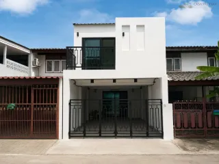 À vendre 2 chambres maison de ville à Bang Lamung, Chonburi