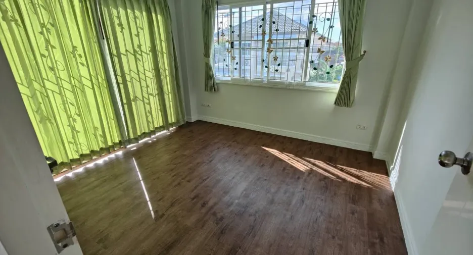 Casa en alquiler de 3 habitaciones en Mueang Samut Sakhon, Samut Sakhon