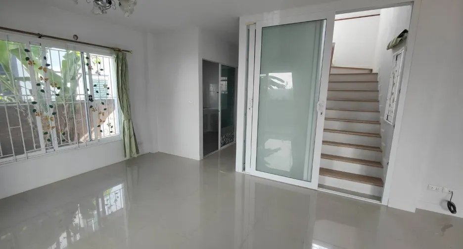 Casa en alquiler de 3 habitaciones en Mueang Samut Sakhon, Samut Sakhon