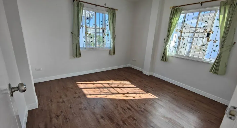 Casa en alquiler de 3 habitaciones en Mueang Samut Sakhon, Samut Sakhon