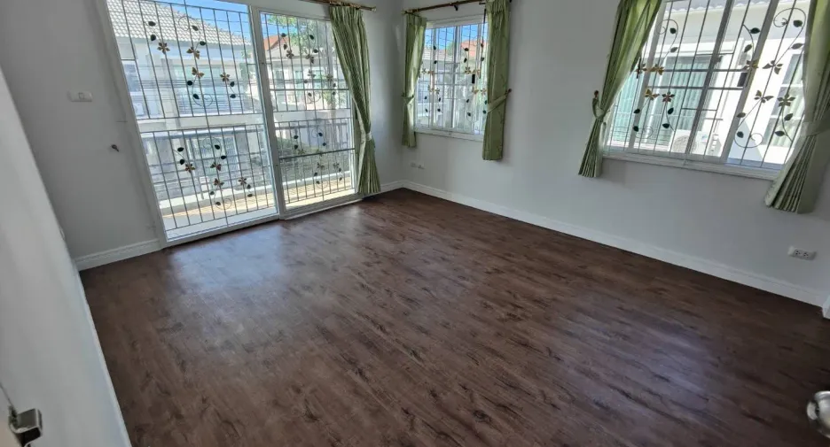 Casa en alquiler de 3 habitaciones en Mueang Samut Sakhon, Samut Sakhon