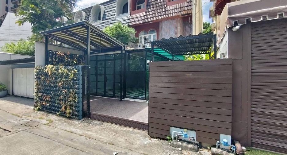 For rent 4 ベッドルーム office in Sathon, Bangkok