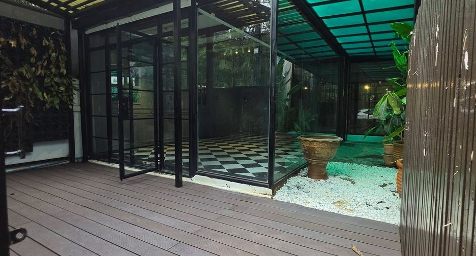 For rent 4 ベッドルーム office in Sathon, Bangkok