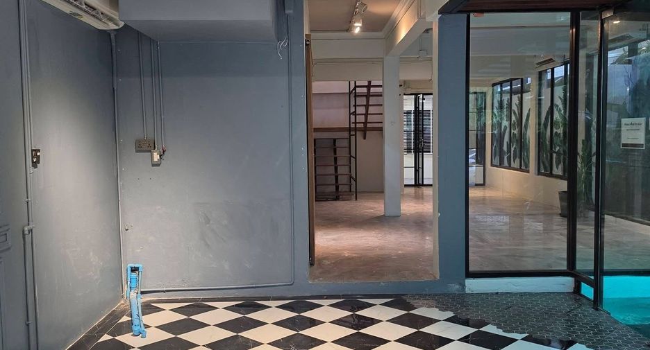 For rent 4 ベッドルーム office in Sathon, Bangkok