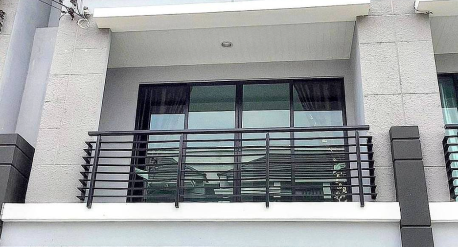 For sale and for rent 3 bedrooms townhouse in Phra Pradaeng, Samut Prakan