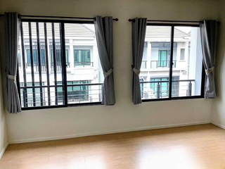 For sale and for rent 3 bedrooms townhouse in Phra Pradaeng, Samut Prakan