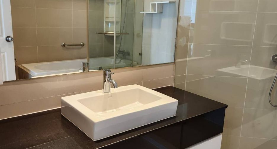 For rent そして for sale 2 ベッドルーム condo in Huai Khwang, Bangkok