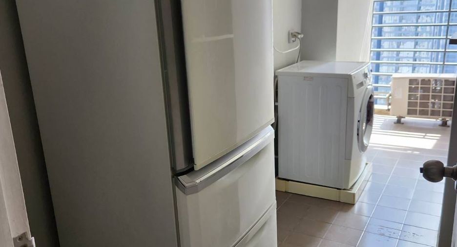 For rent そして for sale 2 ベッドルーム condo in Huai Khwang, Bangkok
