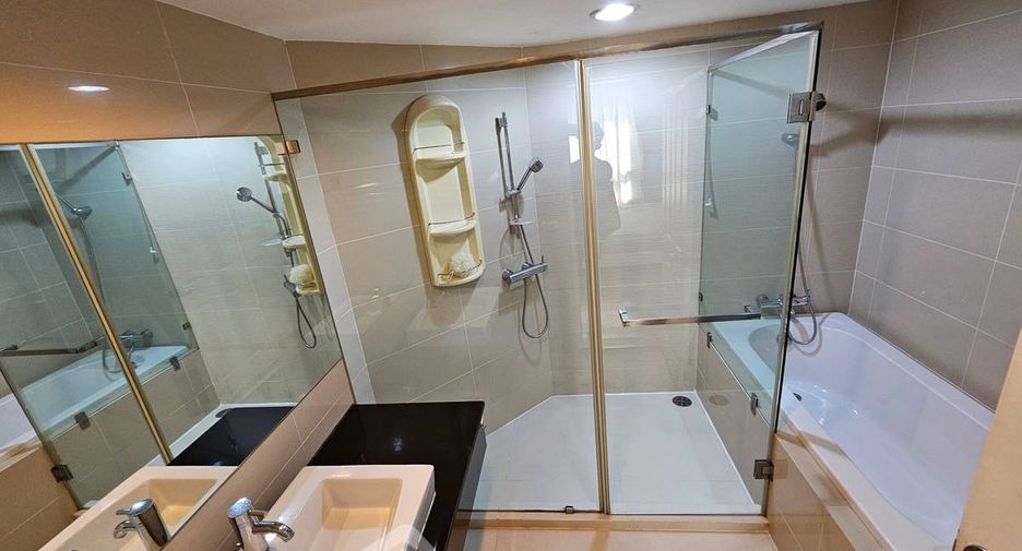 For rent そして for sale 2 ベッドルーム condo in Huai Khwang, Bangkok