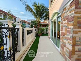 Villa en alquiler y en venta de 3 habitaciones en Bang Lamung, Chonburi