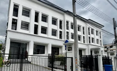 For sale and for rent 4 bedrooms townhouse in Saphan Sung, Bangkok