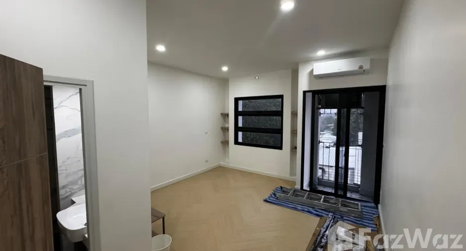 For sale and for rent 4 bedrooms townhouse in Saphan Sung, Bangkok