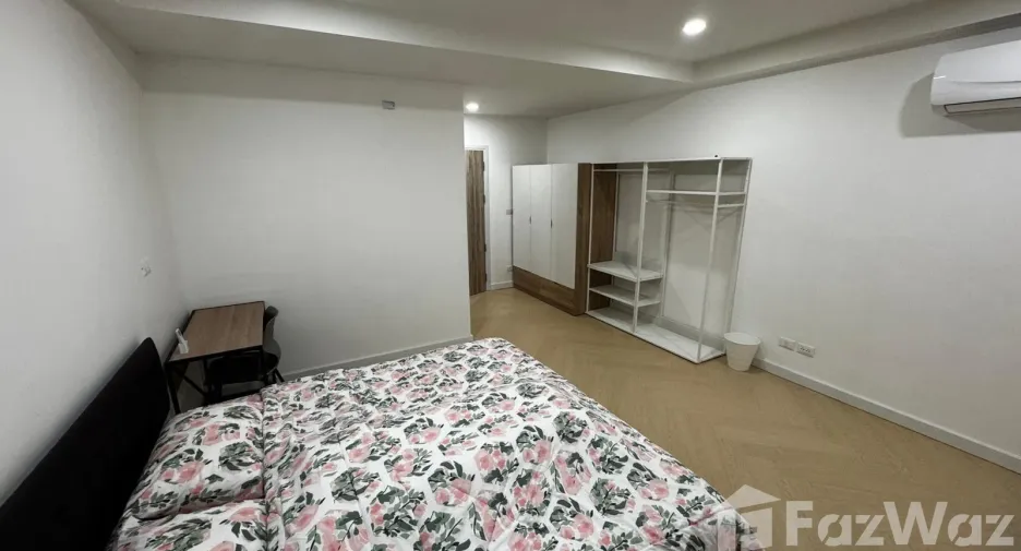 For sale and for rent 4 bedrooms townhouse in Saphan Sung, Bangkok
