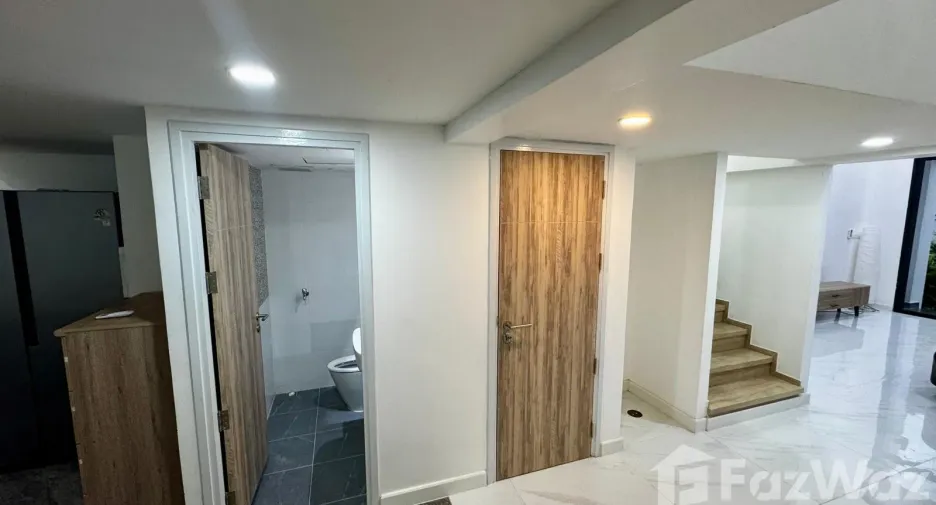 For sale and for rent 4 bedrooms townhouse in Saphan Sung, Bangkok