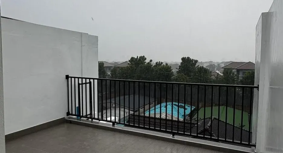 For sale and for rent 4 bedrooms townhouse in Saphan Sung, Bangkok
