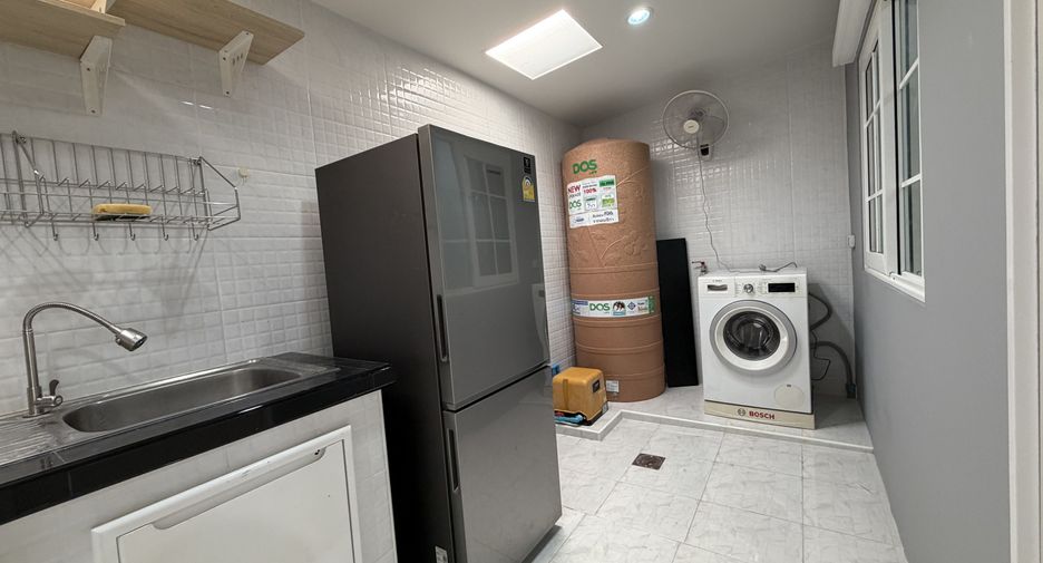 For rent 4 bedrooms townhouse in Phra Pradaeng, Samut Prakan