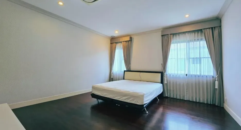 Casa en venta de 4 habitaciones en Taling Chan, Bangkok