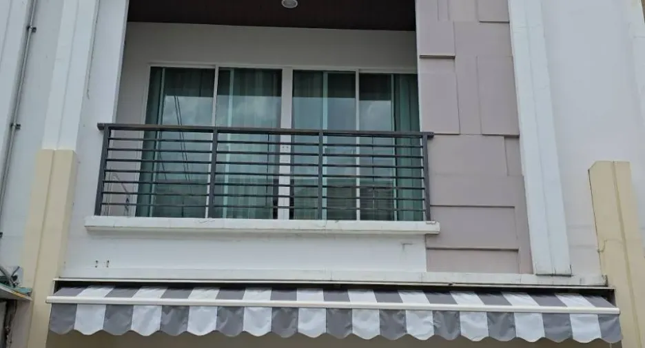 For rent 3 bedrooms townhouse in Prawet, Bangkok