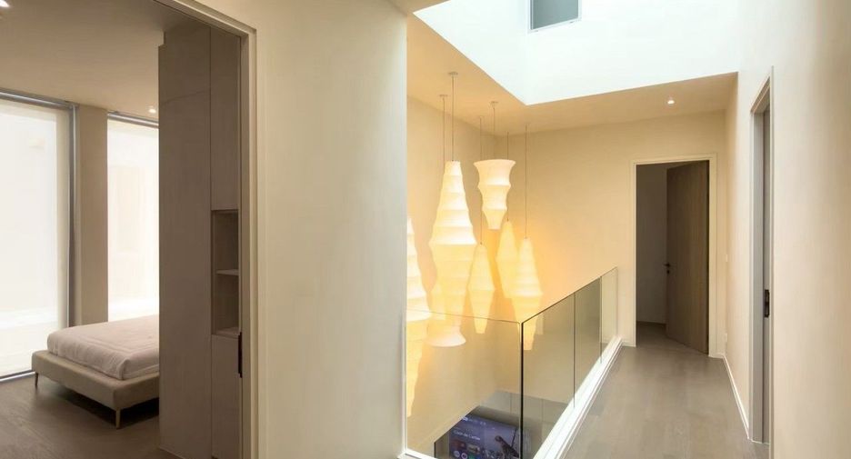 For sale 4 bedrooms house in Wang Thonglang, Bangkok