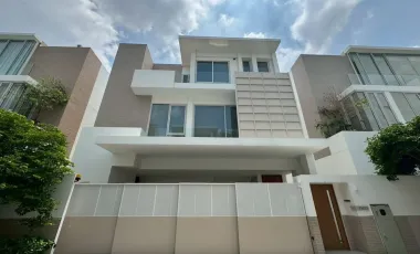 For sale 4 bedrooms house in Wang Thonglang, Bangkok