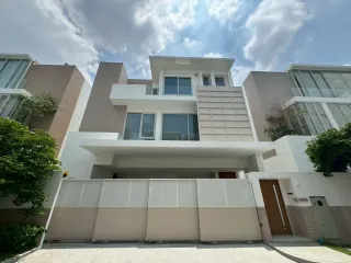 For sale 4 bedrooms house in Wang Thonglang, Bangkok