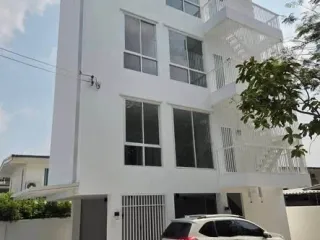 À louer 3 chambres maison à Lat Phrao, Bangkok
