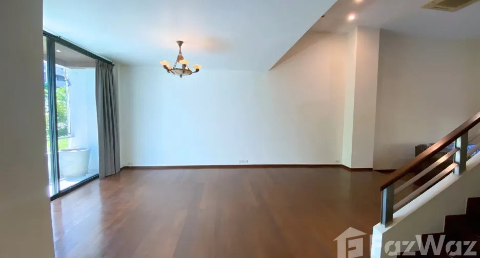 For rent 4 bedrooms townhouse in Watthana, Bangkok