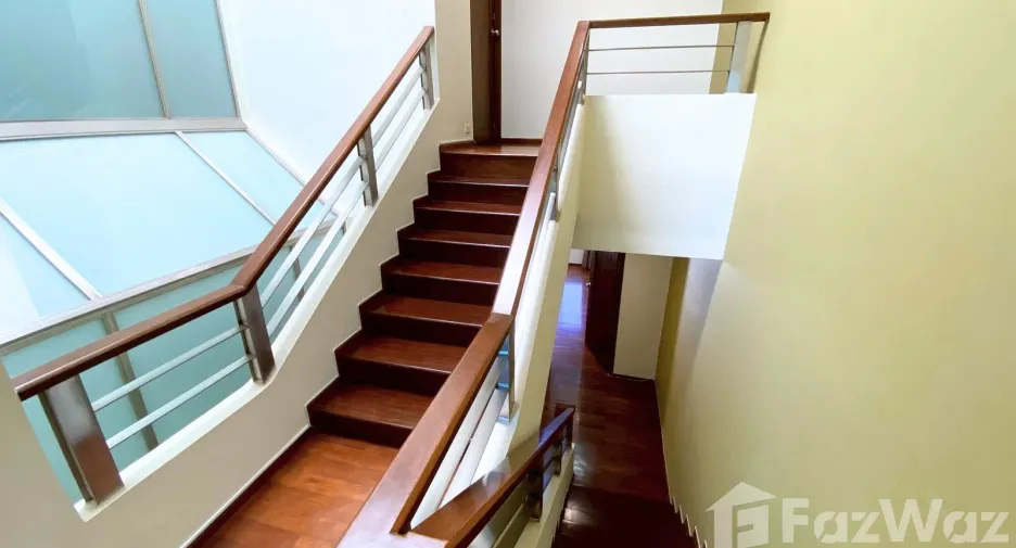 For rent 4 bedrooms townhouse in Watthana, Bangkok