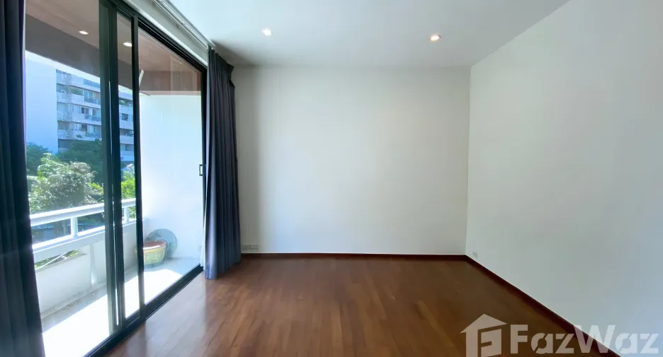 For rent 4 bedrooms townhouse in Watthana, Bangkok